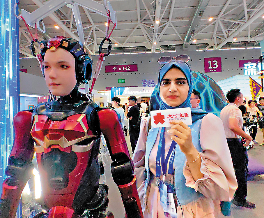 ●伊朗學生Mahya與她的機器人「朋友」在文博會上再見面。   香港文匯報記者郭若溪  攝