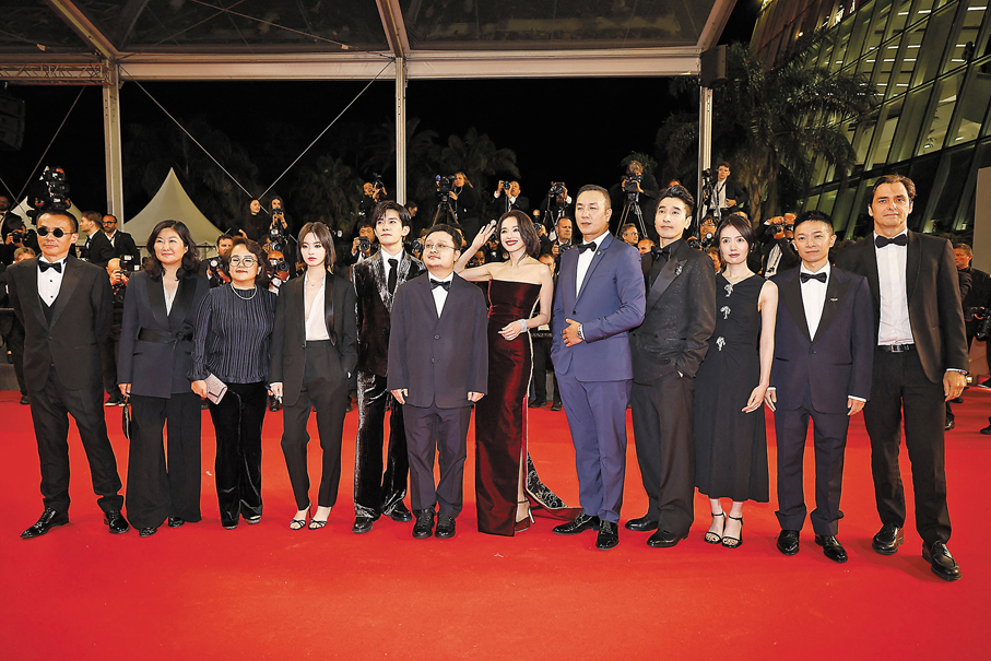 ●《狂野時代》主創亮相康城紅毯。   路透社