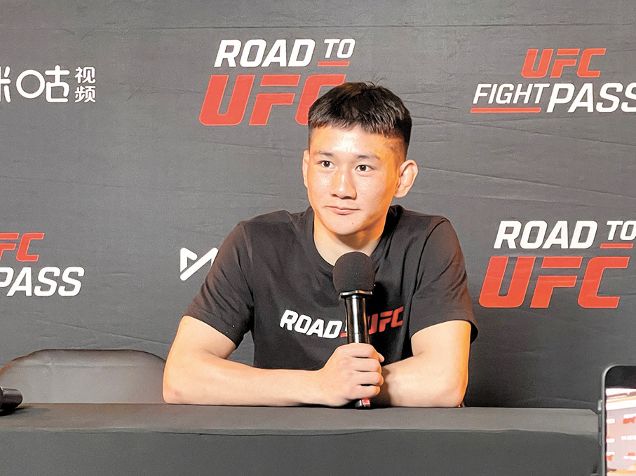 ●阿古拉力賽後接受採訪。香港文匯報記者夏微  攝