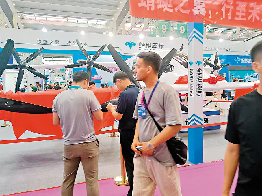 ●蜻蜓翼行昨日簽約了150架大型無人機意向訂單。 香港文匯報記者李昌鴻  攝