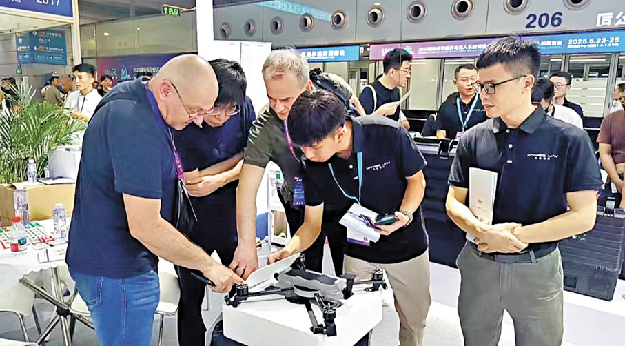 ●海外客戶前來諮詢和洽購中國無人機。香港文匯報記者李昌鴻  攝