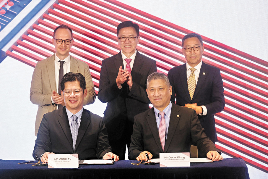 ●香港科技園公司與全球行業領導者伍爾特電子公布策略合作計劃。（後排左起）伍爾特電子集團行政總裁 Thomas Garz、創新科技及工業局局長孫東、香港科技園公司行政總裁黃克強。 香港文匯報記者涂穴  攝