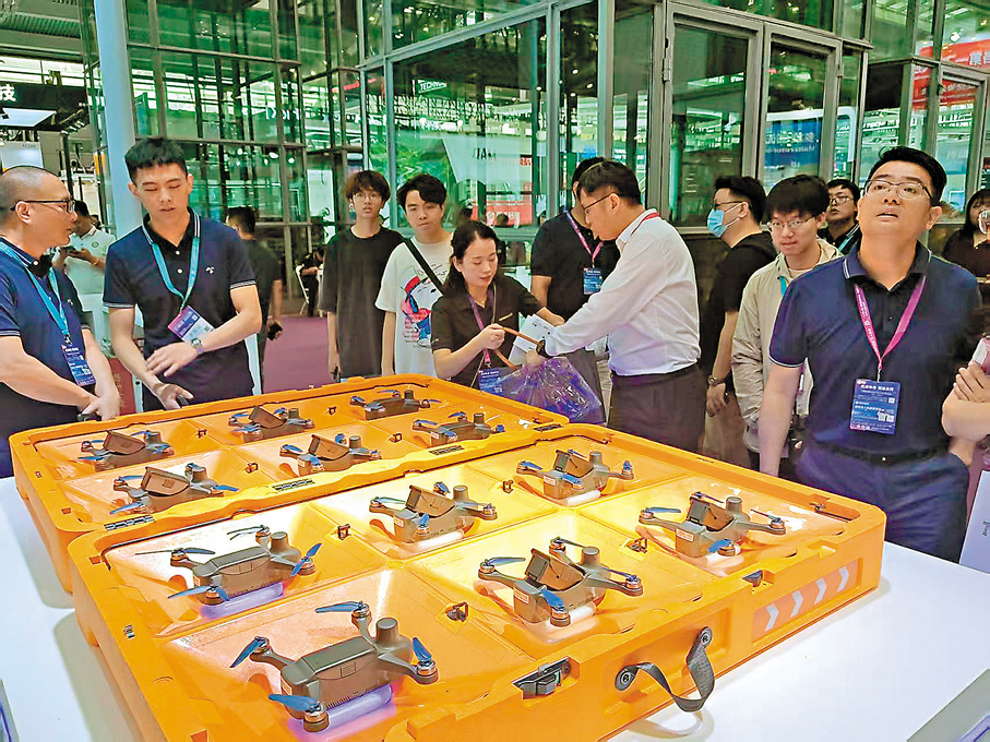 ●深企無人機表演受青睞，一年飛行50萬架次，收入上億元。圖為其無人機吸引了不少觀眾。 香港文匯報記者李昌鴻  攝