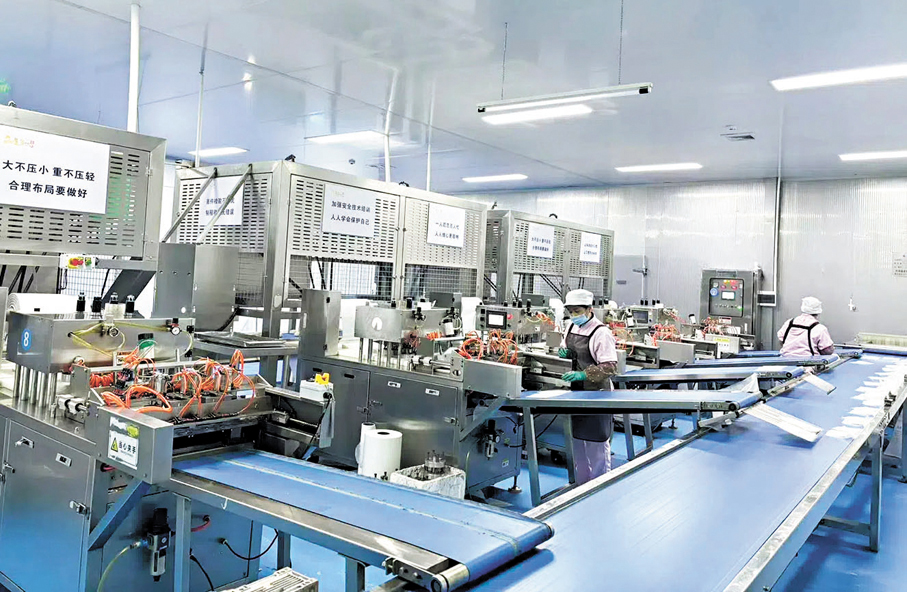 ●現代化的流水線生產大大提高了潼關肉夾饃的製作效率。 香港文匯報陝西傳真