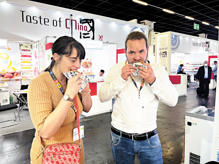 ●德國科隆世界食品博覽會上，潼關肉夾饃受到外國食客青睞。 香港文匯報陝西傳真