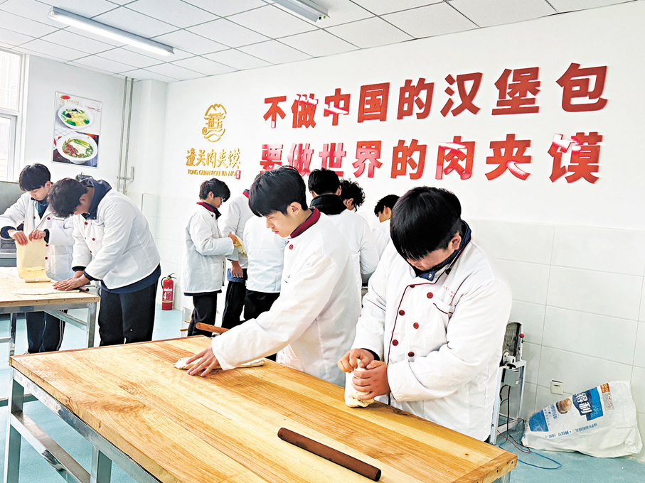 ●潼關縣職業教育中心成立肉夾饃產業學院教授技藝。香港文匯報記者張仕珍  攝