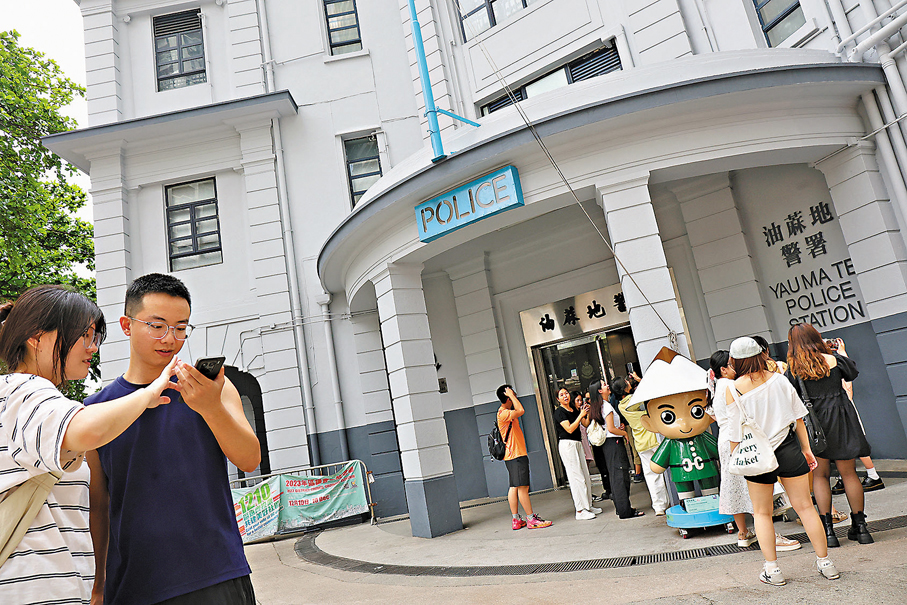 ●港產警匪片風靡內地及東南亞，帶旺香港各紀律部隊博物館吸客力強勁。圖為昨日有大批內地遊客在舊油麻地警署前打卡留念。 香港文匯報記者萬霜靈  攝