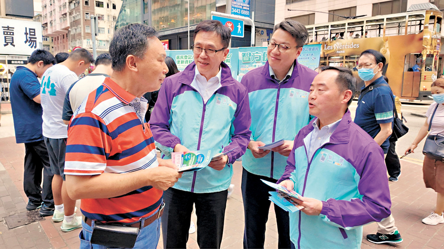 ●孫東落區向市民介紹使用「智方便+」登記做選民方法。 創新科技及工業局Fb圖片