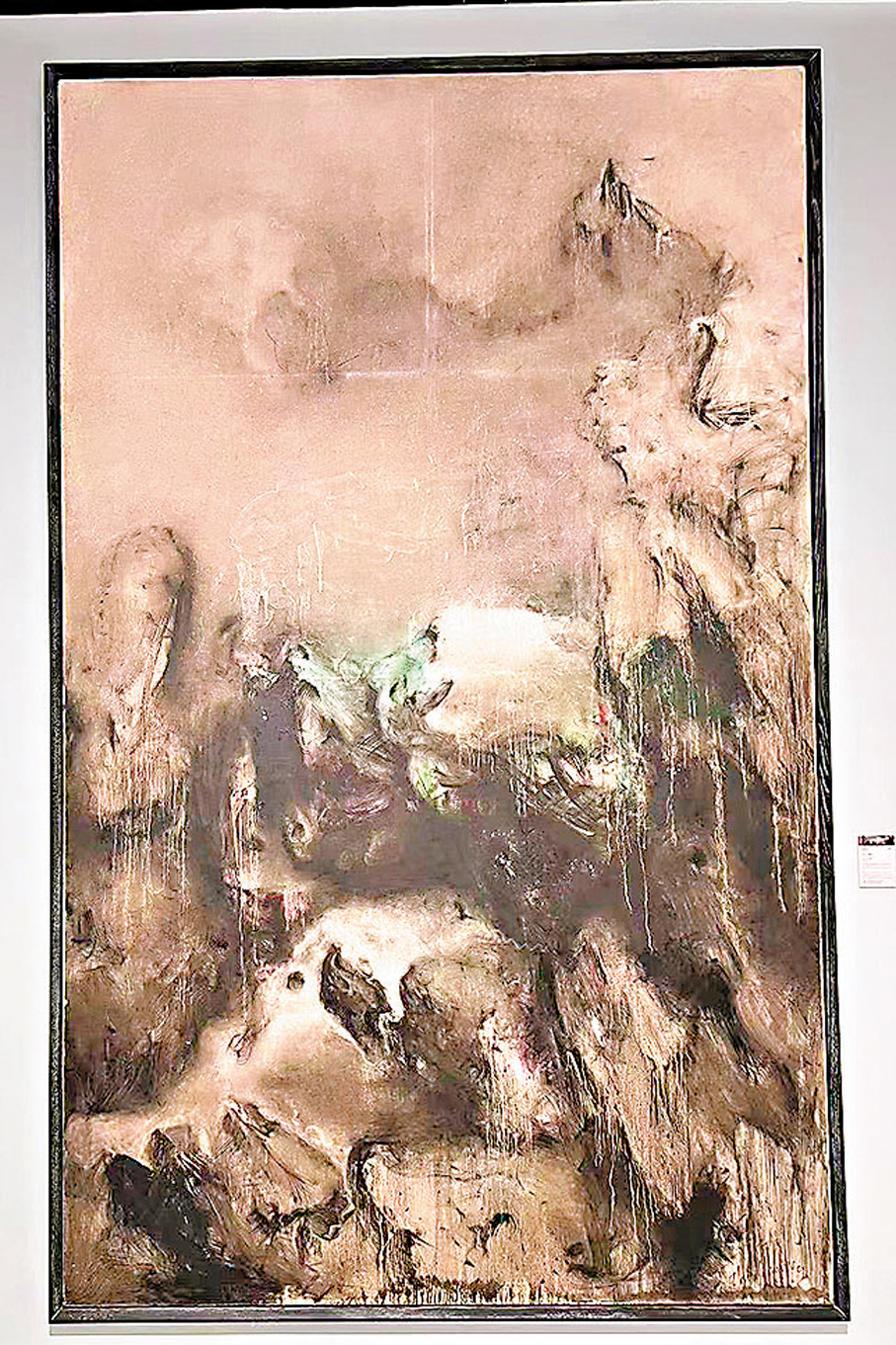 ●周春芽的巨幅油畫作品《山石與煙雲》。