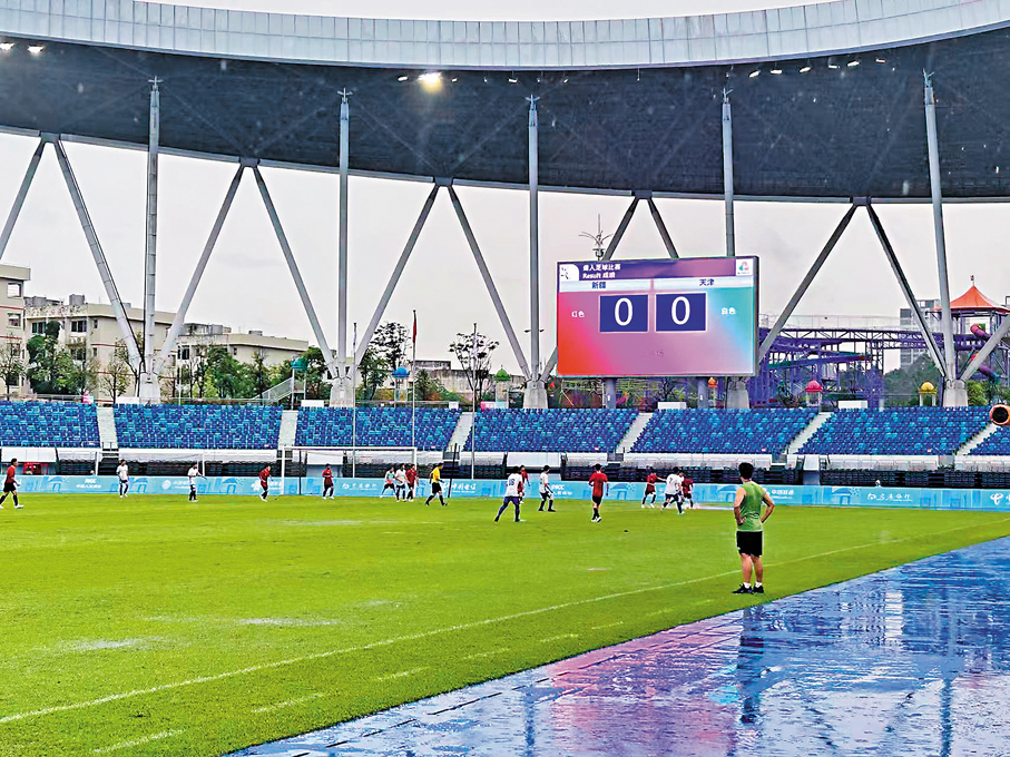 ●足球賽現場戰況激烈。香港文匯報記者敖敏輝  攝