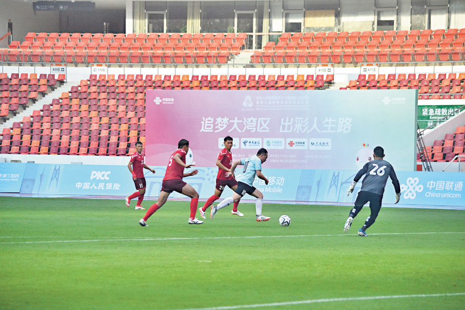 ●手語翻譯保障了球賽的正常運轉，讓球員享受比賽過程。香港文匯報記者敖敏輝  攝