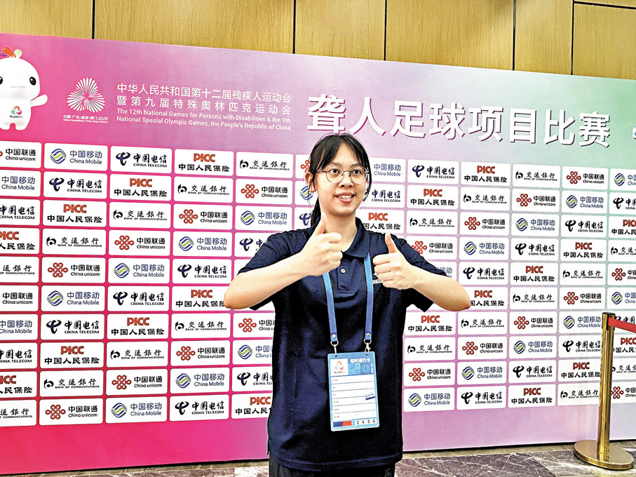 ●手語翻譯人員展示國家通用手語規範動作。香港文匯報記者敖敏輝  攝