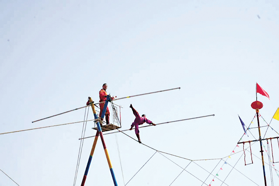 ●吐魯番市托克遜縣南湖村萬畝杏花園裏的達瓦孜表演。