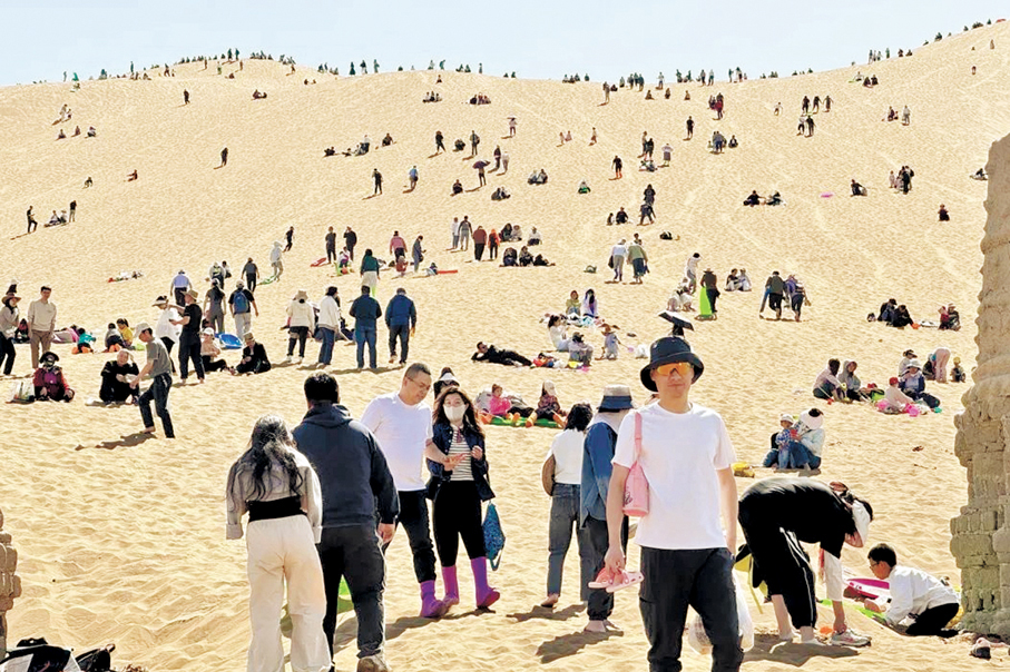 ●吐魯番庫木塔格沙漠裏遊人如織。
