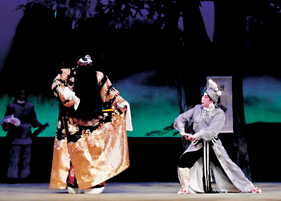 ●在《乾坤嘯》一劇中，藝青雲和阮德鏘演出攔輿告狀折子排場。