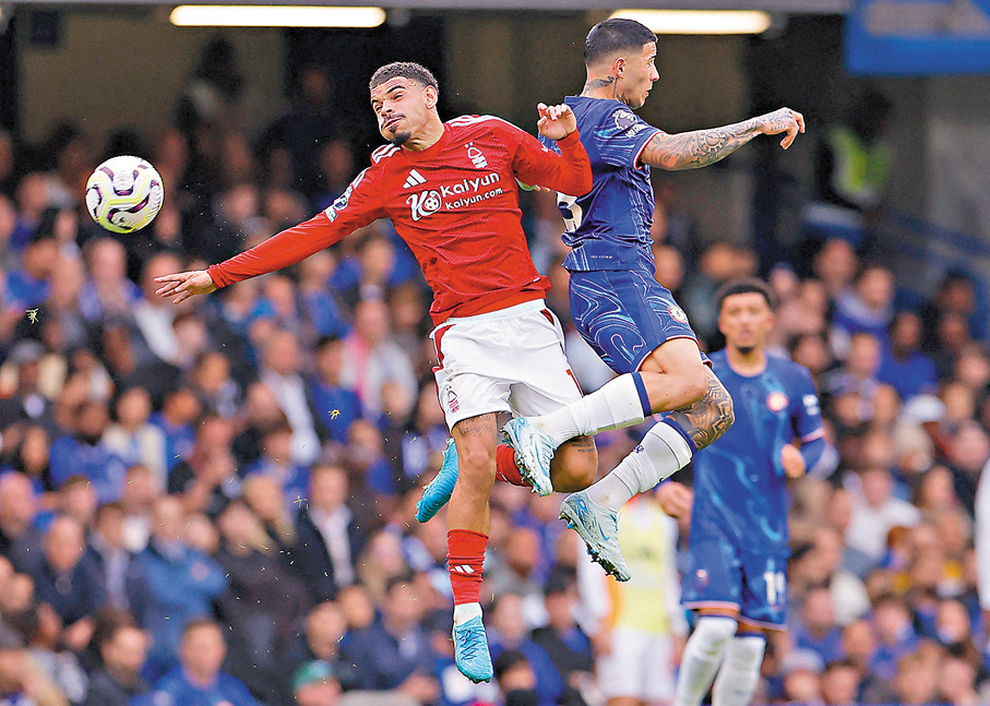 ●車路士（藍衫）能否順利闖過森林（紅衫）這最後難關？  資料圖片