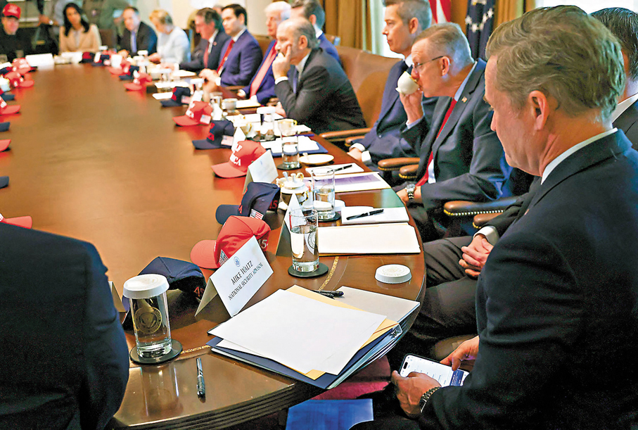 ●自前國家安全顧問沃爾茲被解僱以來，美政府已暗示NSC將迎來大清洗。圖為沃爾茲（右）早前出席內閣會議。 資料圖片