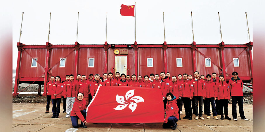 ●中國第四十一次南極科學考察香港研究人員於南極洲長城站前,與國家南極考察隊成員拍照留念。 受訪者供圖