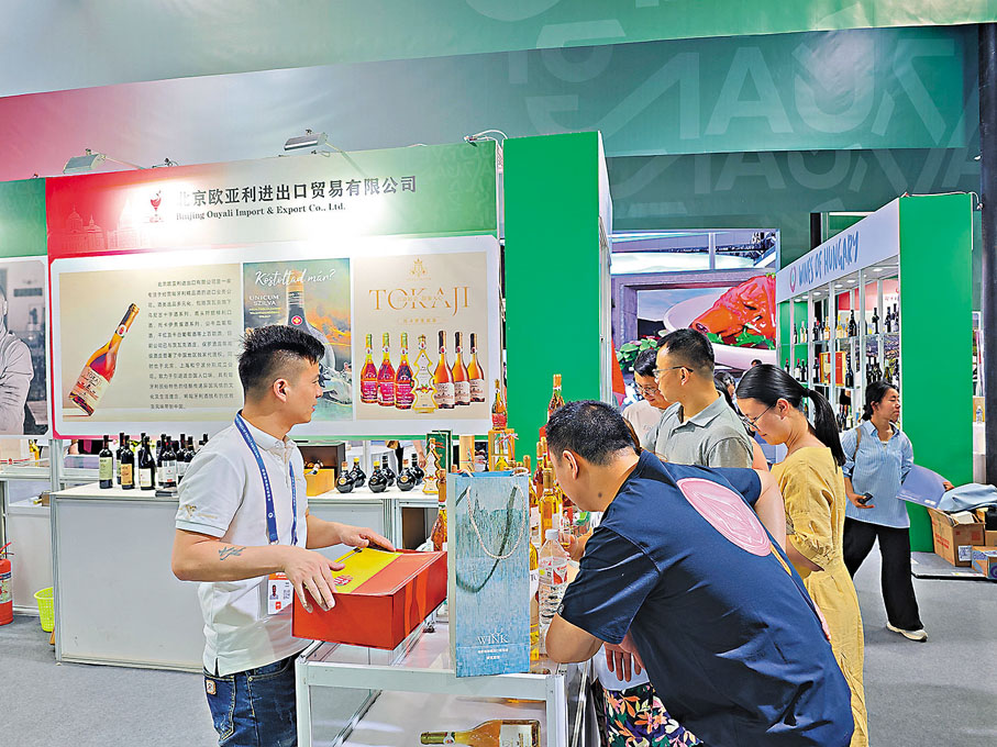 ●來自匈牙利的葡萄酒等產品吸引觀眾前來購買。香港文匯報記者向芸 攝