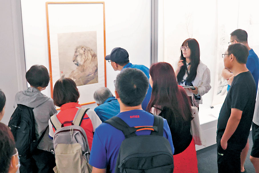 ●香港文匯報記者到灣仔會展中心「其命惟新─廣東美術百年大展」的現場所見,觀展的人群絡繹不絕。