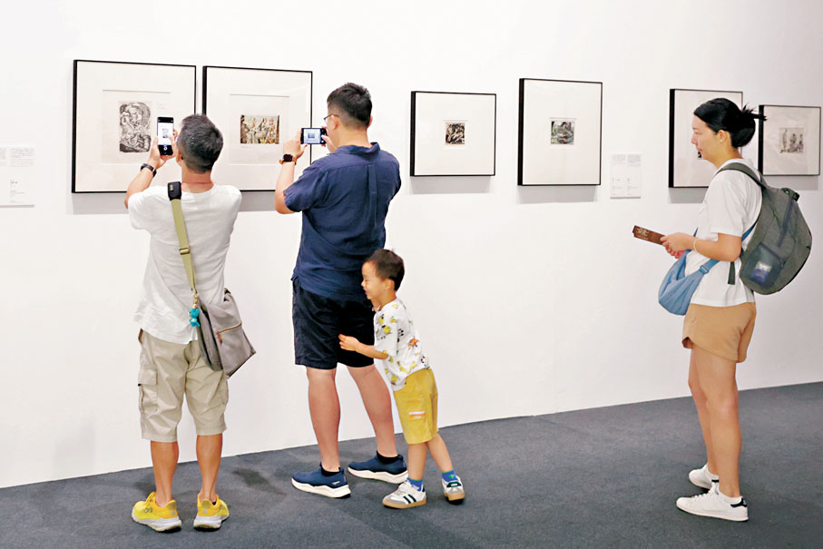 ●不少家長攜同子女一起賞畫。