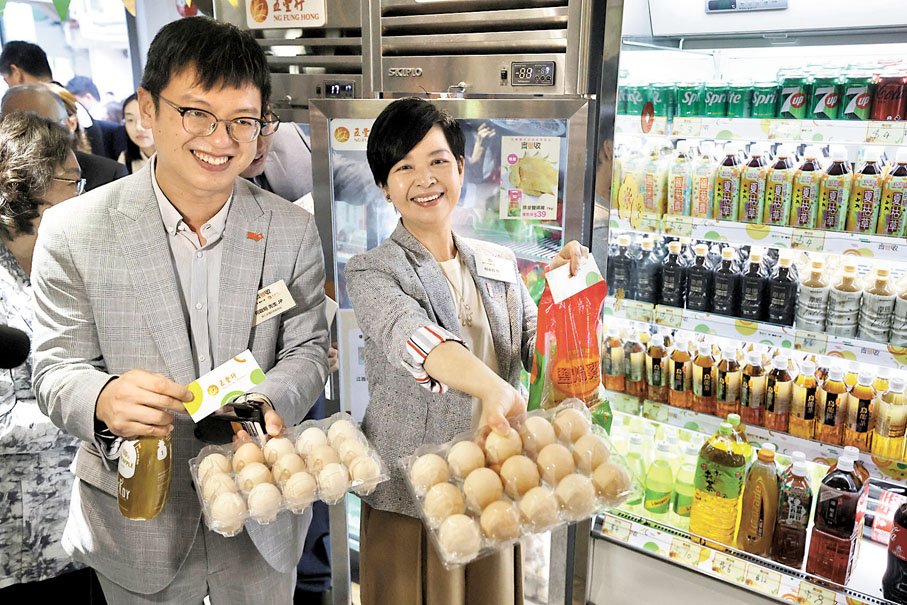 ●何永賢及何啟明昨日到訪「齊豐收」公益社區商店。香港文匯報記者郭木又 攝