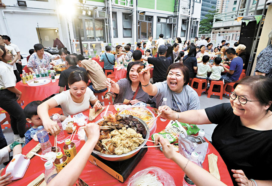●簽約儀式暨開幕禮後,為居民舉行盆菜宴。香港文匯報記者郭木又 攝