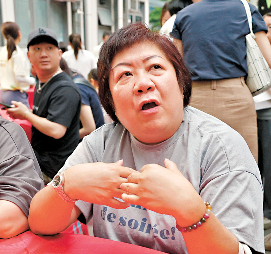 ●在公益社區商店工作的馮女士。 香港文匯報記者郭木又 攝