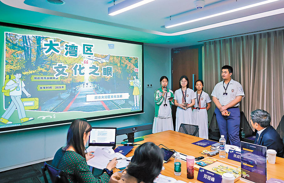 ●香港保良局馬錦明中學《大灣區文化之眼》團隊學生在微信小程序全球編程創新挑戰賽總決賽答辯現場。 香港文匯報記者郭若溪 攝