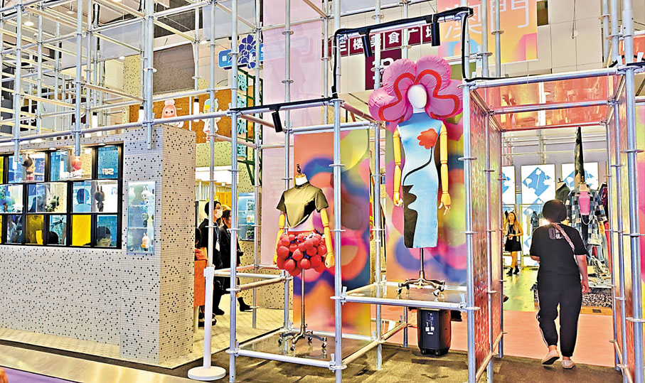 ●Celine Kwan作品有着鮮明的色彩、誇張的立體膨脹結構。