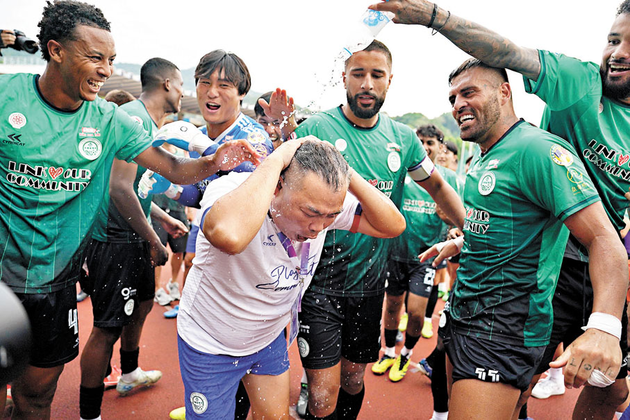 ●大埔球員向教練李志堅(中)送上「香檳浴」。