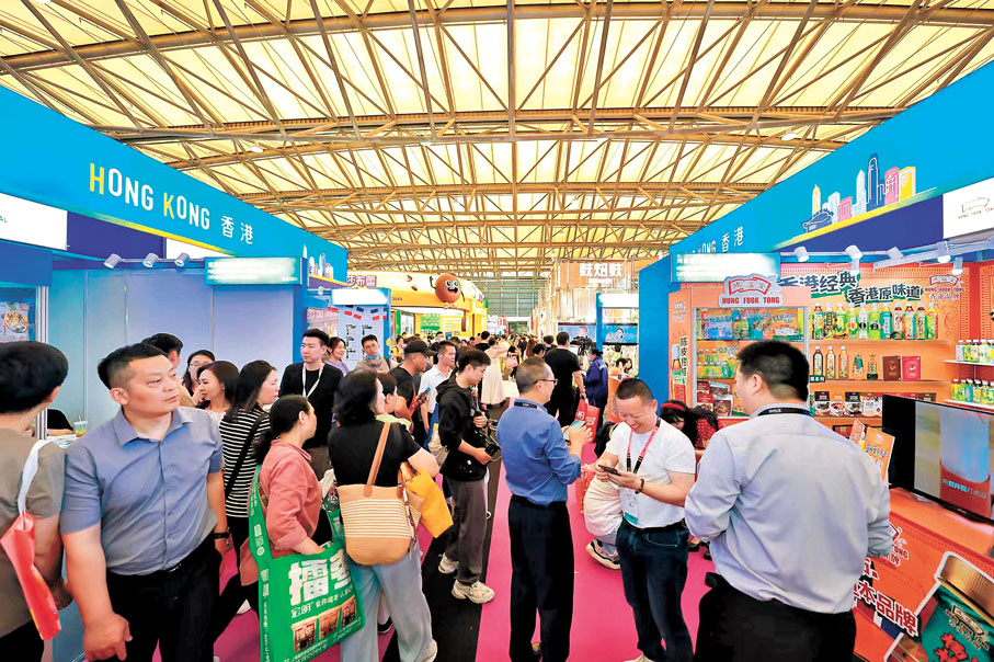 ●26家港企參展西雅國際食品展,新老企業齊拓內地市場,吸引眾多消費者。