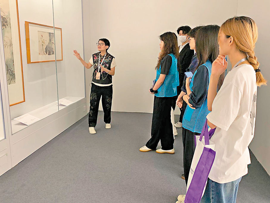 ●香港藝術發展局藝術教育主席陳雪儀日前主動擔任展覽的義務導賞員,帶領觀眾欣賞展品。受訪者供圖