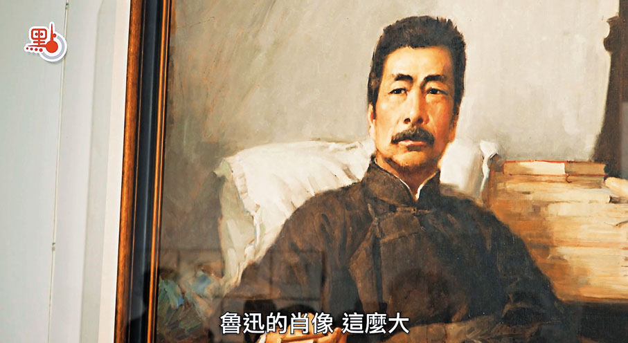 ●中學生參觀展覽,圖為展覽中心與魯迅相關作品。 大公文匯全媒體記者思明 攝