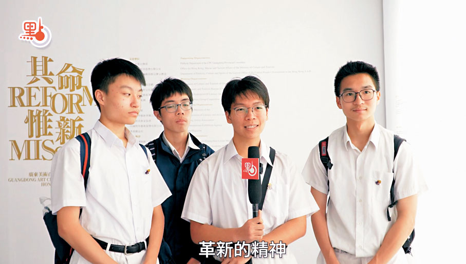 ●何明華會督銀禧中學觀展學生,右一為許中博,左二為梁溢言。大公文匯全媒體記者思明 攝