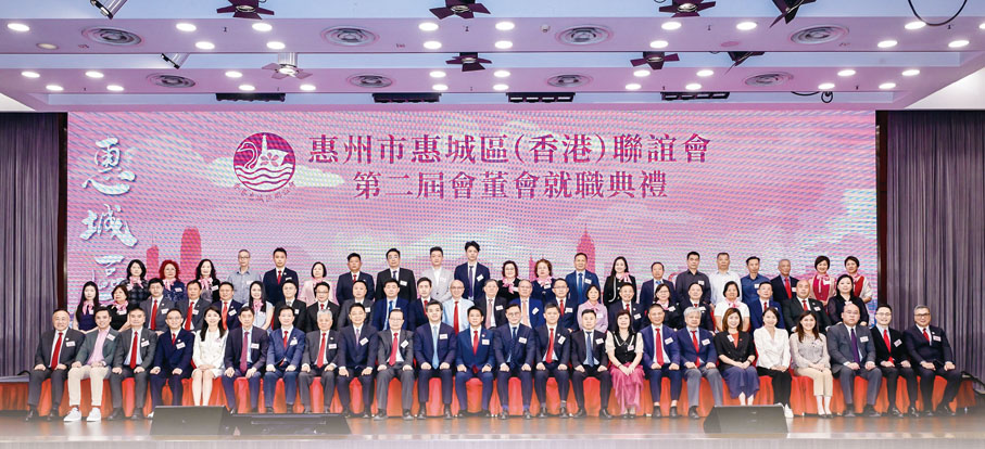 ●就職典禮現場賓主合影。