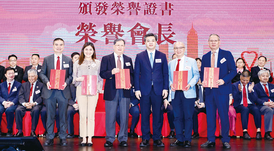 ●賴建華(右三)為朱浴龍(左一)、楊燕芝(左二)、李逢樂(左三)、林長泉(右二)、黃定光(右一)頒發榮譽會長證書。