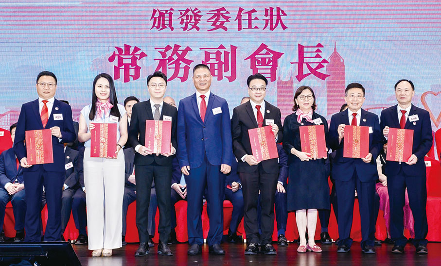 ●黃少康(左四)為鄧癸榮(左一)、王敏珠(左二)、邢高福(左三)、陳偉明(右四)、王玉珍(右三)、洪光汜(右二)、張日強(右一)頒發常務副會長證書。