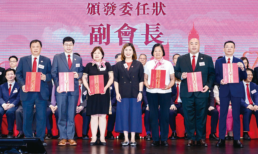 ●王婉蓉(左四)為譚偉明(左一)、羅浩洪(左二)、蔣洪香(左三)、楊玉懷(右三)、馬家駿(右二)、冼惠興(右一)頒發副會長證書。