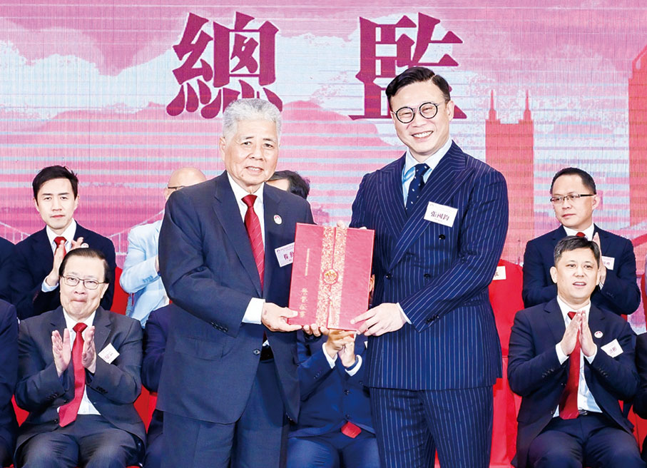 ●張國鈞(右)為楊勳(左)頒發總監證書。
