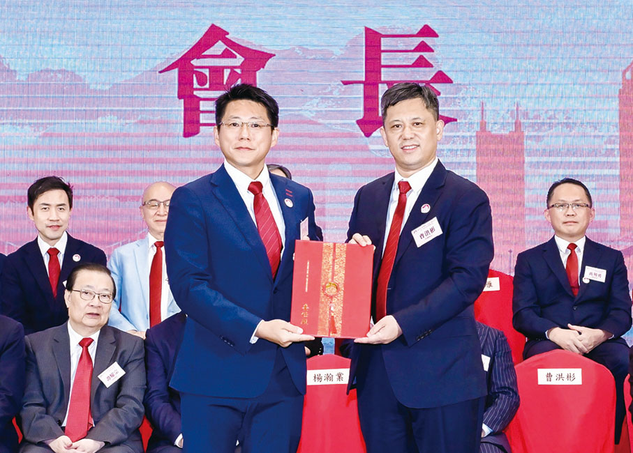 ●曹洪彬(右)為楊瀚業(左)頒發會長委任狀。