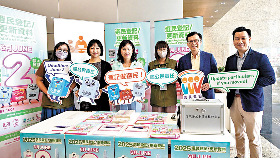 ●陳美寶走訪堅尼地城社區綜合大樓選民登記站,鼓勵合資格的市民做好登記。 運輸及物流局Fb圖片