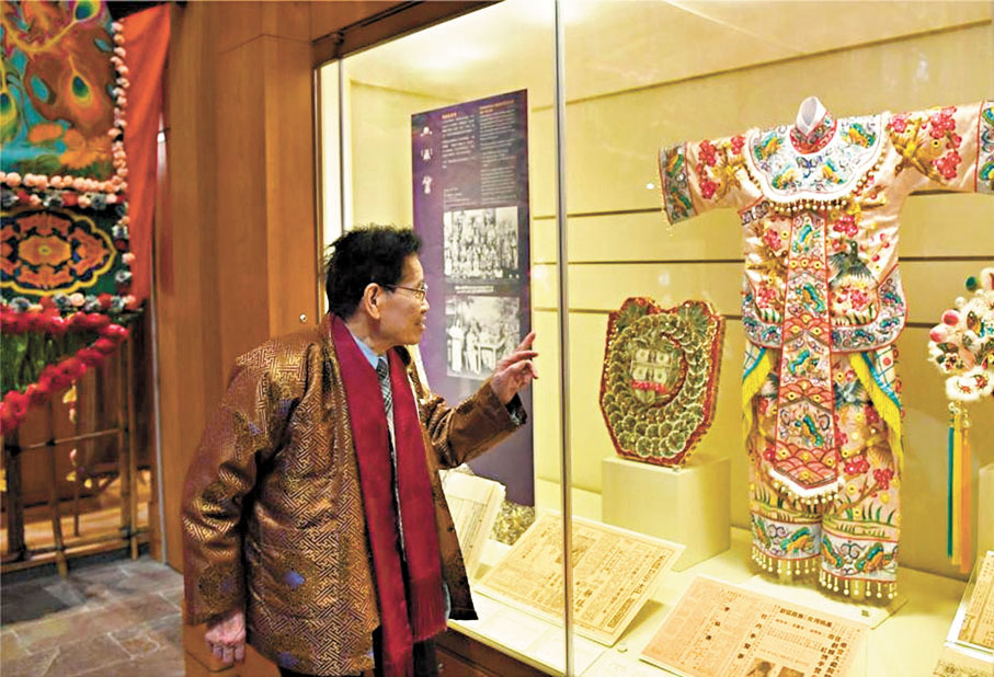 ●陳國源在香港文化博物館粵劇館參觀。 新華社