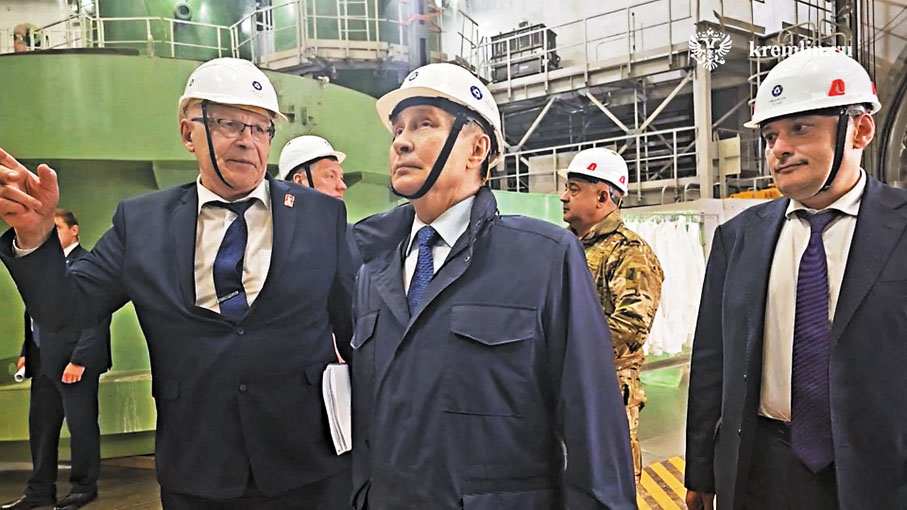 ●普京(中)視察建設中的庫爾斯克2號核電站。 路透社