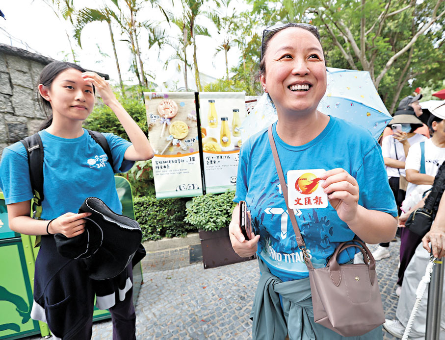 ●關關:「因為這裏有熊貓,所以一定要選這個地方。」 香港文匯報記者曾興偉 攝