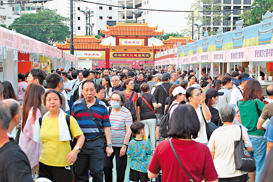 ●香港福建社團聯會將於周日開鑼的第三屆同鄉社團家鄉市集嘉年華,設置超過20個福建特產展銷及熟食攤位。圖為去年家鄉市集嘉年華會場。 資料圖片