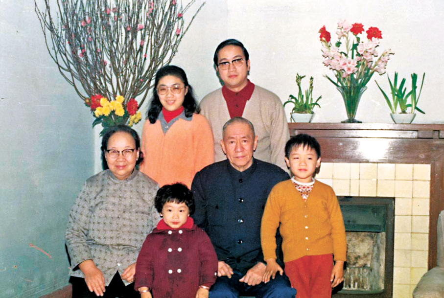●黃楚基(前排右一)年幼時跟隨父親黃光漢(後排右一)赴穗探親,並合影全家福。資料圖片