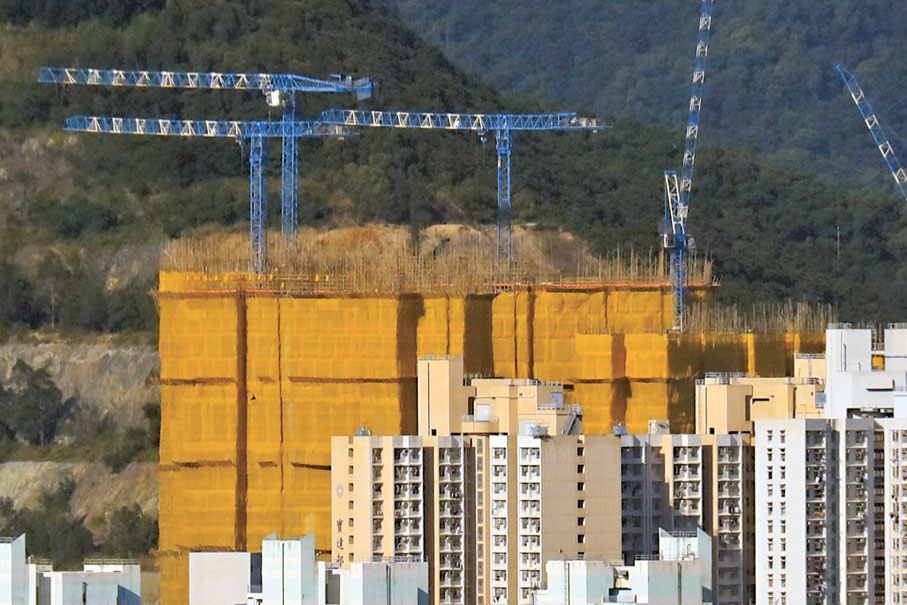 ●圖為長實位于觀塘安達(dá)臣道「首置盤」的建筑地盤。資料圖片