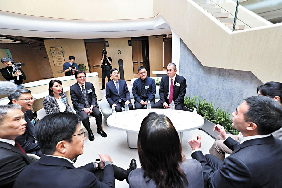 ●李家超3月下旬參加河套園首三座大樓平頂典禮後到訪人才公寓,和有意落戶河套園的科企代表交流。 資料圖片