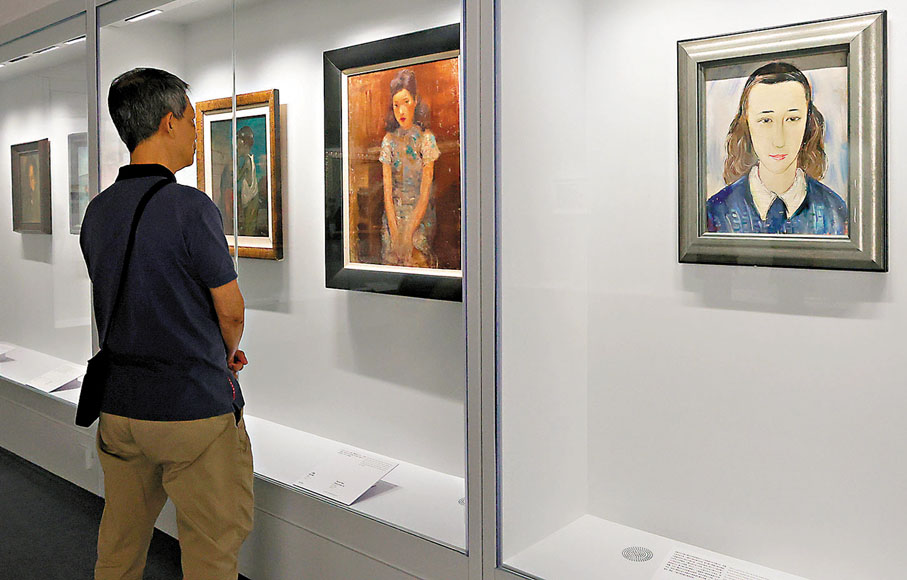 ●觀眾在「其命惟新——廣東美術百年大展」展出的人物畫前駐足觀賞。 郭木又 攝